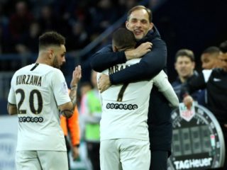 Thomas Tuchel embrassant Mbappé