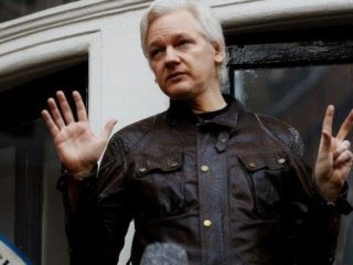 Julian Assange devant l'ambassade de l'Equateur à Londres
