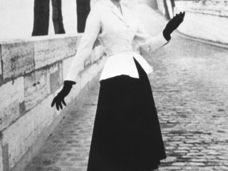 Le tailleur Bar de Christian Dior photographié en 1947 par Willy Maywald