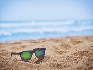 Une plage et des lunettes de soleil