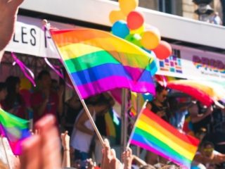 Des personnes participants à la Marche de la fierté