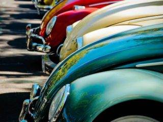 Des coccinelles rangées dans un parking