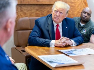 Donald Trump recevant des administrateurs américains dans son bureau à la Maison Blanche