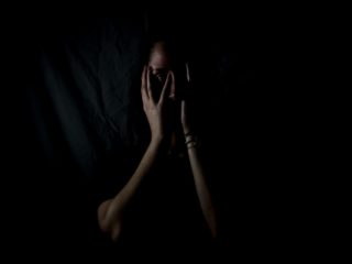 Une femme triste dans la pénombre