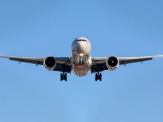 Un avion cargo dans le ciel.