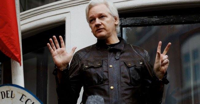 Julian Assange devant l'ambassade de l'Equateur à Londres