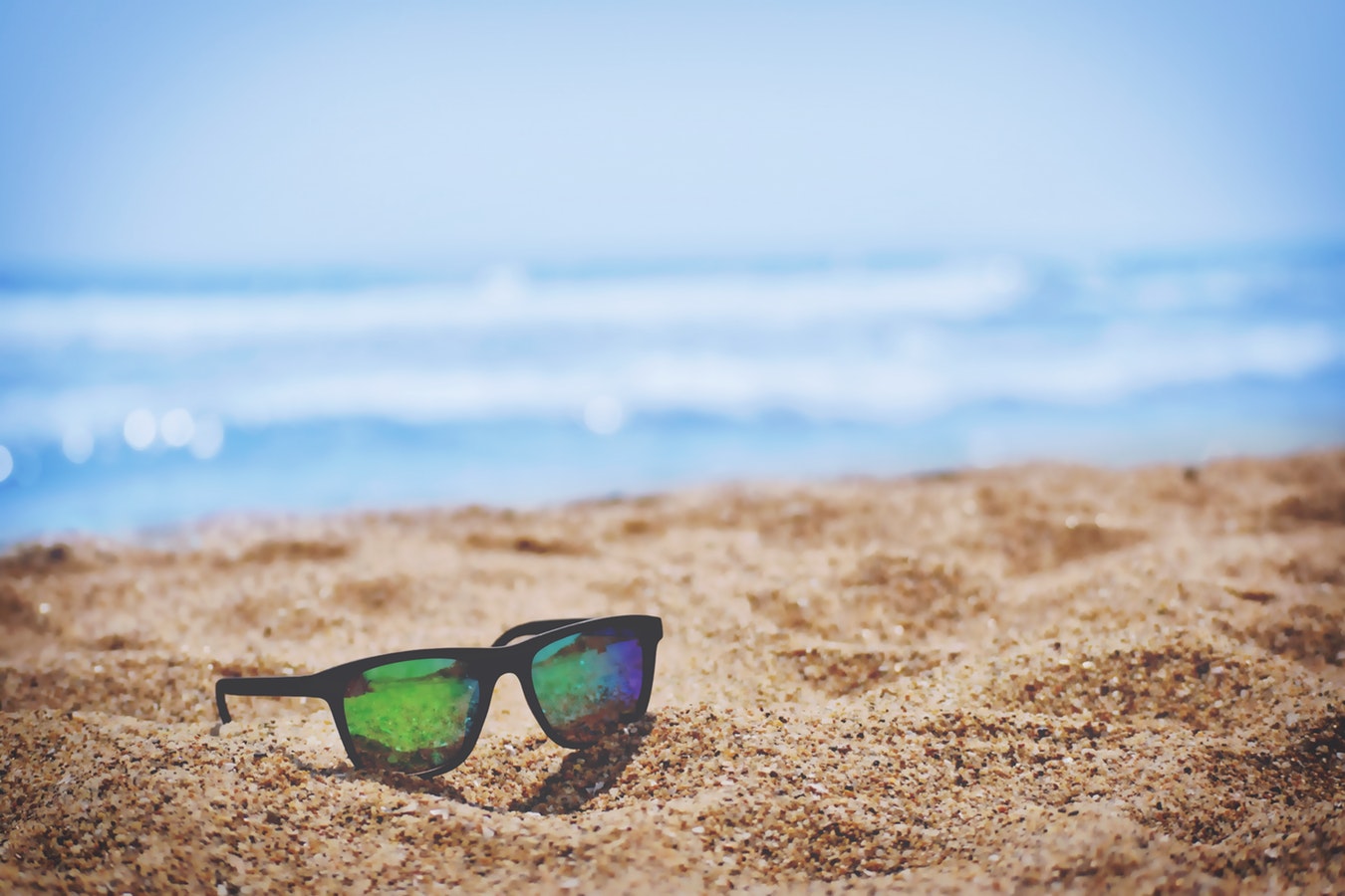Une plage et des lunettes de soleil
