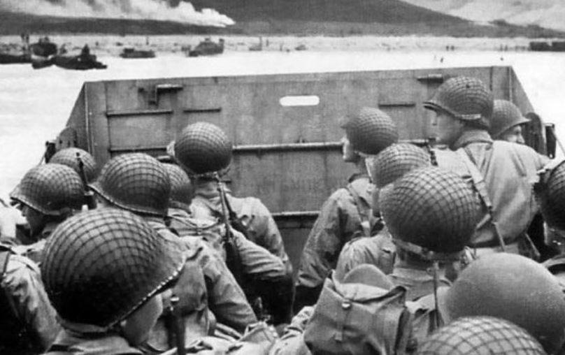 Des soldats realisant la traversée de la manche le jour du débarquement en Normandie