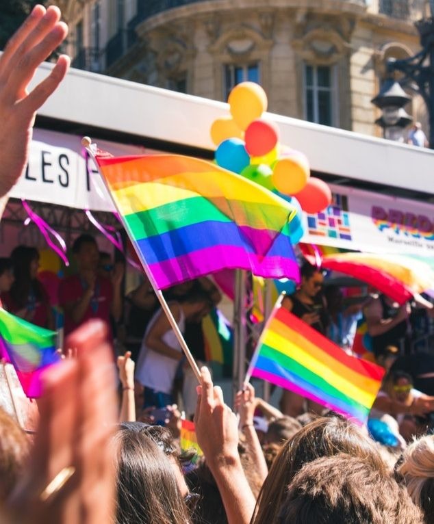 Des personnes participants à la Marche de la fierté