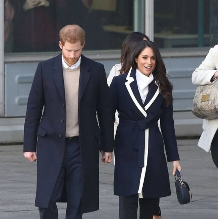 Le prince Harry et la duchesse Meghan Markle marchant main dans la main en 2018