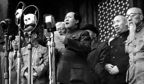 Mao Zedong, donnant un discours sur une tribune, entouré des hauts dignitaires communistes