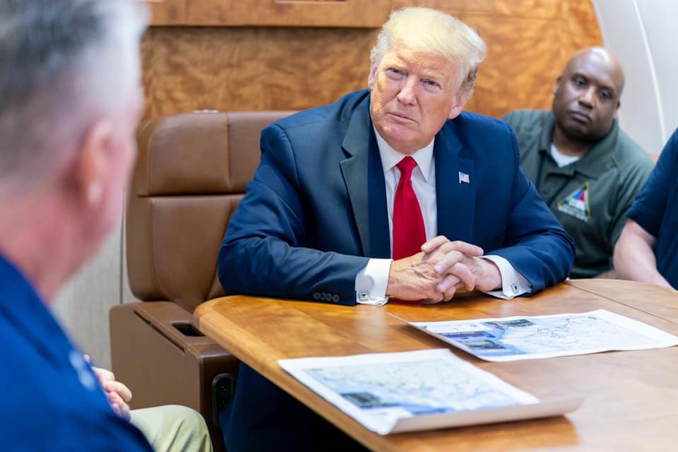 Donald Trump recevant des administrateurs américains dans son bureau à la Maison Blanche