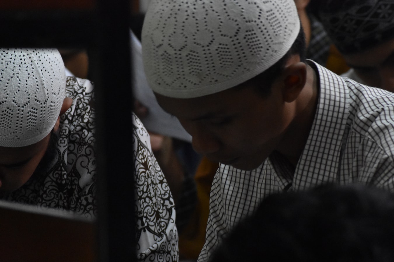 Les musulmans en prière dans une mosquée