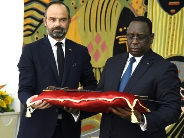 Le premier ministre Edouard Philippe remettant le sabre d'El Hadj Omar Tall au président sénégalais Macky Sall, le 17 novembre 2019 à Dakar