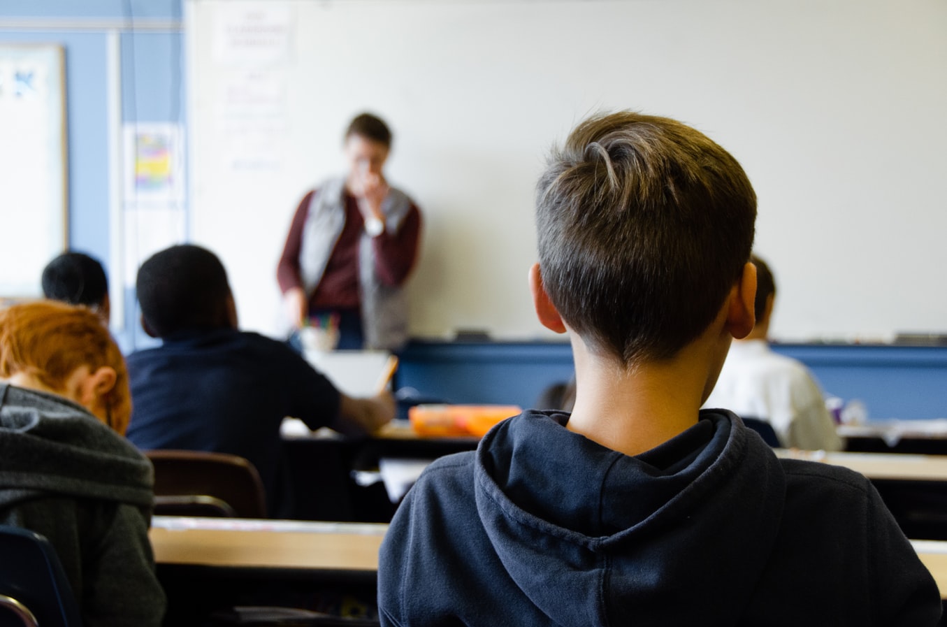 Des élèves dans une salle de classe.