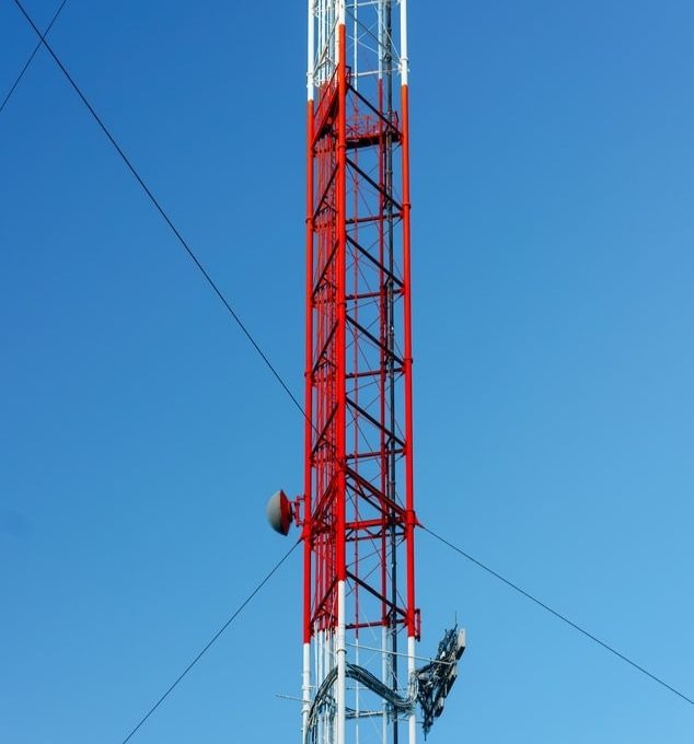 Une antenne télécom émet des ondes pour la téléphonie ou internet.