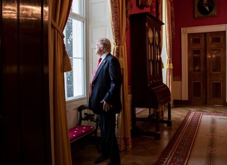 Donald, regardant par la fenêtre de son Bureau Ovale, à la Maison Blanche.