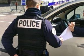 Un policier effectuant un contrôle sur un automobiliste.