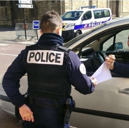 Un policier effectuant un contrôle sur un automobiliste.