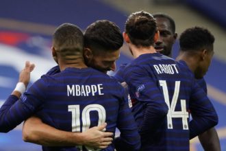 Des joueurs de l'Equipe de France de Football célébrant un but face à la Suède, le 17 novembre 2020.