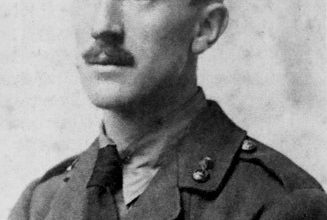 John Ronald Reuel Tolkie plus connu sous la forme J. R. R. Tolkien.
