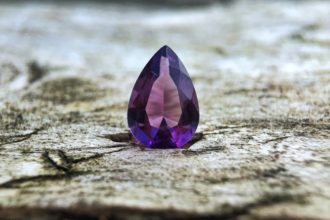 Un diamant au reflet violet