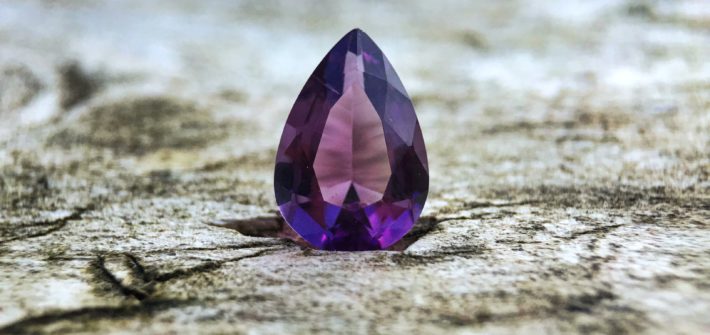 Un diamant au reflet violet