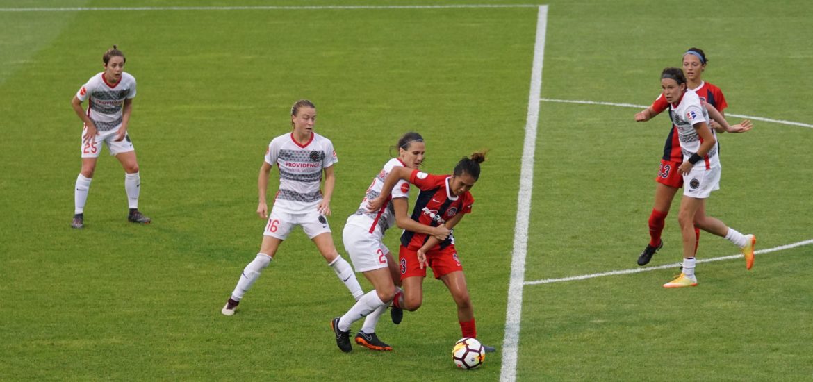 Une rencontre de football féminin.