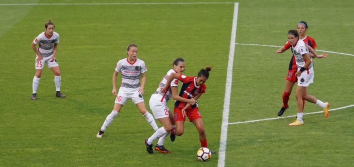 Une rencontre de football féminin.