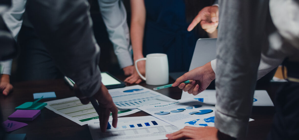 Des employés en pleine discussion autour d'un projet au bureau.